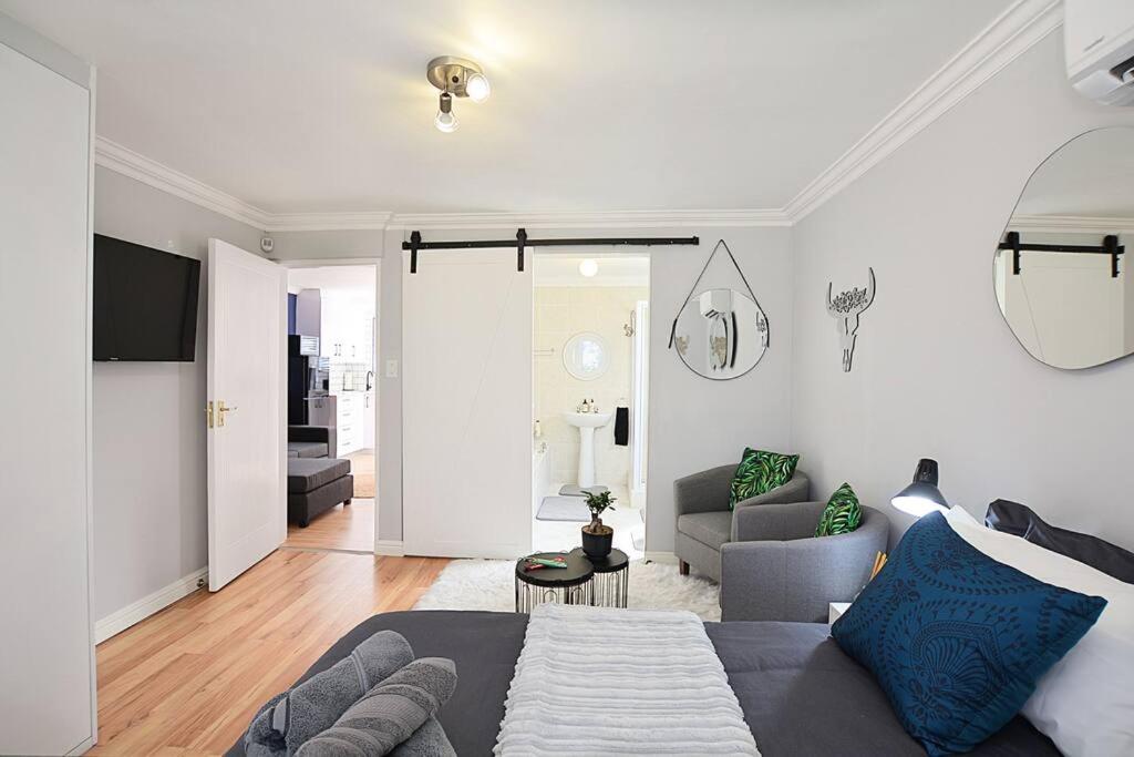هتل فلتلت 2.1 کیلومتر از آیکونیک بلاووبورگ بیچ - Flatlet 2.1km from Iconic Blaauwberg Beach