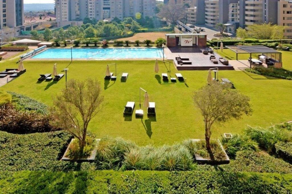 هتل گرِیت 2 بی درووم، سرویستد اپارتمان، ویوز، پول! - Great 2 bedroom, serviced apartment, views, pool!