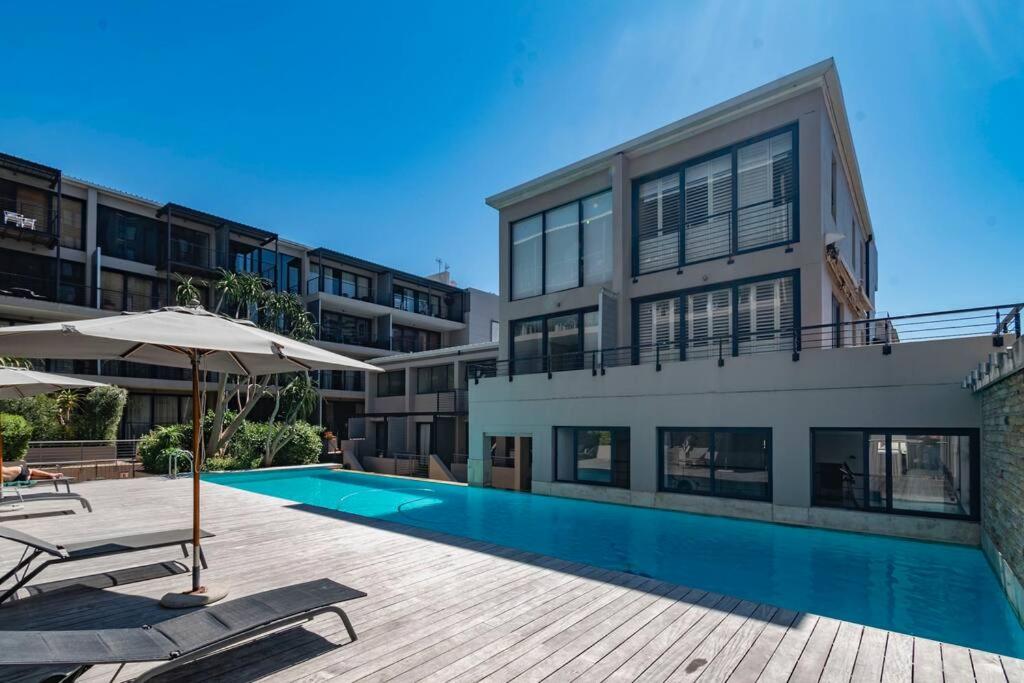 هتل د آدرلی اس سینیك لافت آپارتمان - The Adderley's Scenic Loft Apartment