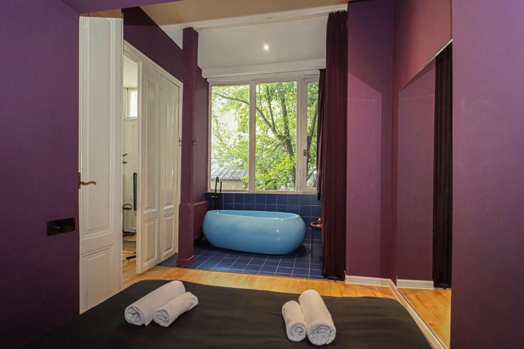 هتل سوپر استایلیش آپارتمان این گارت آف تفلیس ویت اسمول بالکنی - Super Stylish Apartment in The Heart Of Tbilisi with small balcony