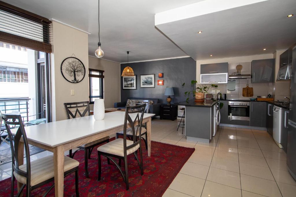 هتل سیتی بول استایلیش هوم، ال این واکینگ دیستنس فلت راک - City Bowl stylish home, all in walking distance Flatrock