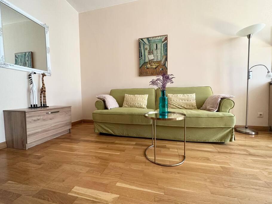 هتل مادرن بیلدینگ آن راستاوشلی اونیو Modern building on Rustaveli Ave