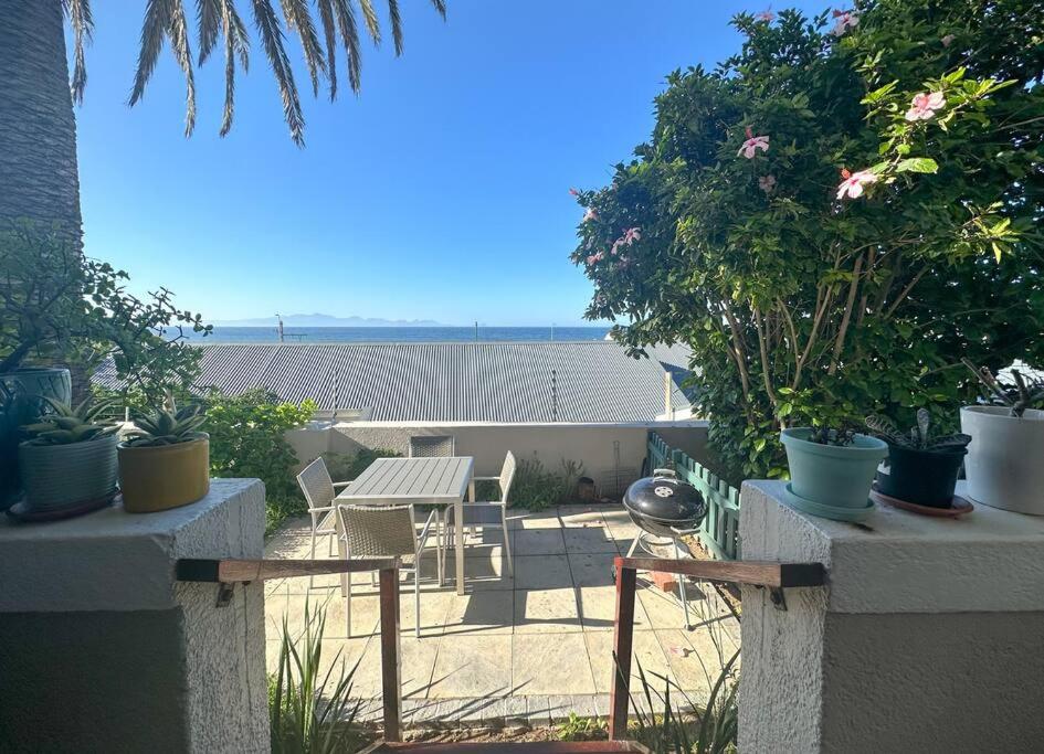 هتل کالک بی استایلیش 2 بد سی ویوز گاردن بی بی کیو پول 4 اس جی تی - Kalk Bay Stylish 2 Bed Seaviews Garden BBQ Pool 4SJT