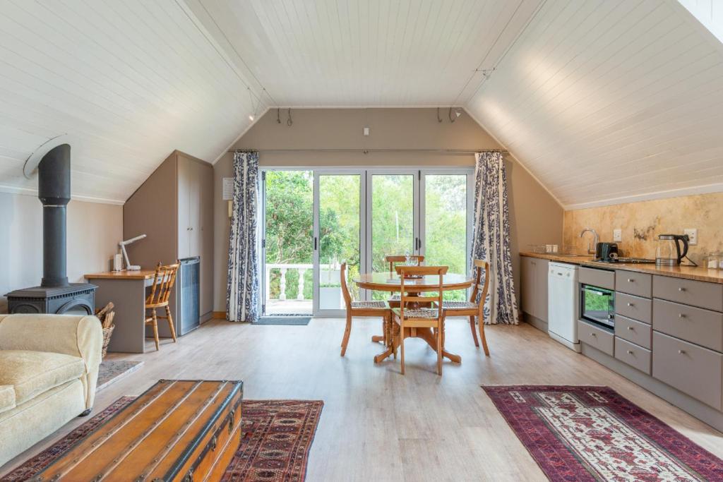 هتل ذ کوچ هاوس ات هیل وود - The Coach House at Hillwood