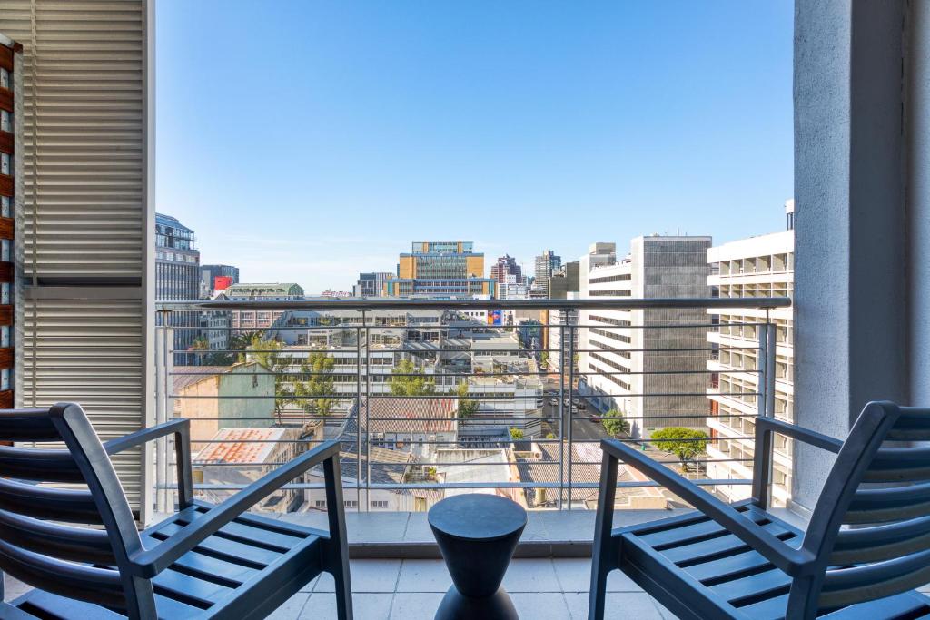 هتل بکاپ-پاورِد اوربان سندچوری نیِر تیبل مائونت - Backup-Powered Urban Sanctuary near Table Mountain