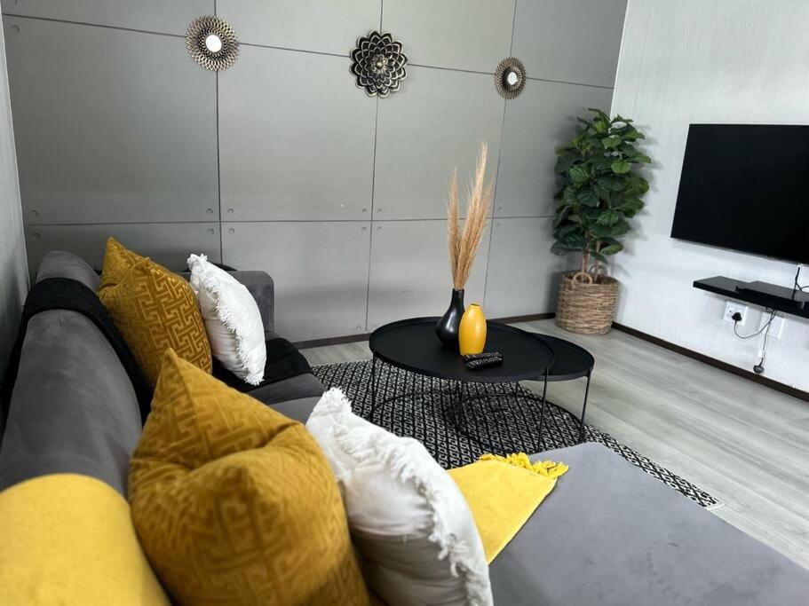 هتل سکیور اگزکیتیو براودیکرز آپارتمان Secure Executive Broadacres Apartment