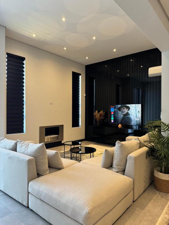 هتل فینیکس هوم - Phoenix Home