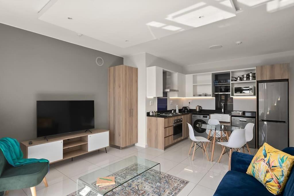 هتل ذا مدین روزبنک لاکچری آپارتمان - بیلدینگ ویت جنراتور - The Median Rosebank Luxury Apartment - Building with Generator