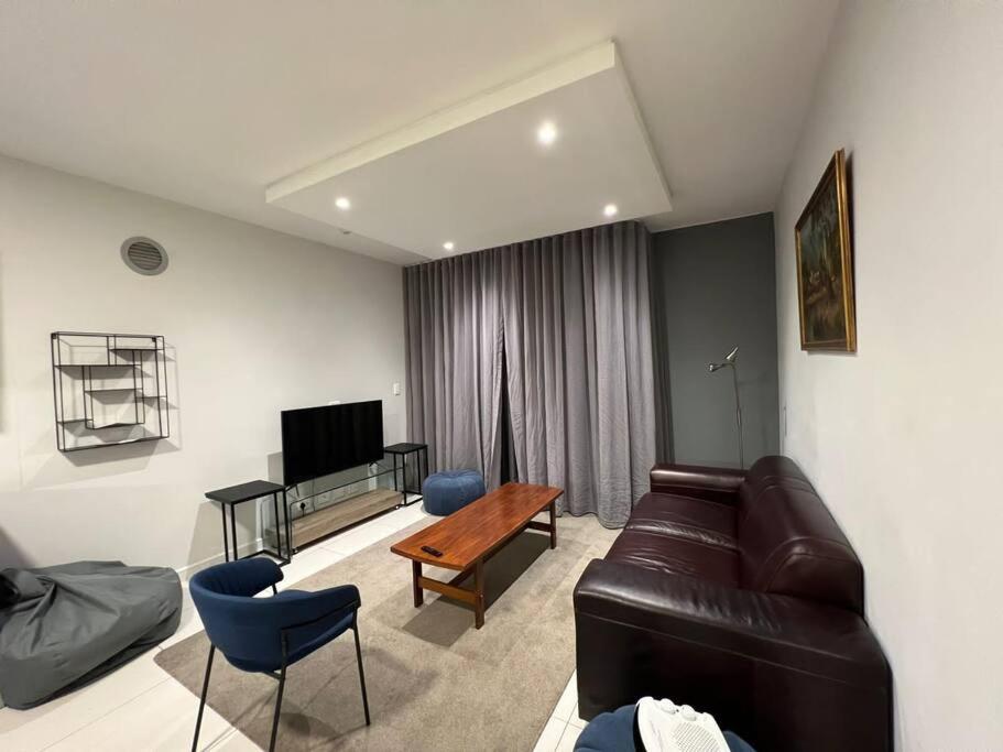 هتل استانینگ 2 بدم روم آپارتمان این روزبانک سنترال - Stunning 2 Bedroom Apartment in Rosebank Central