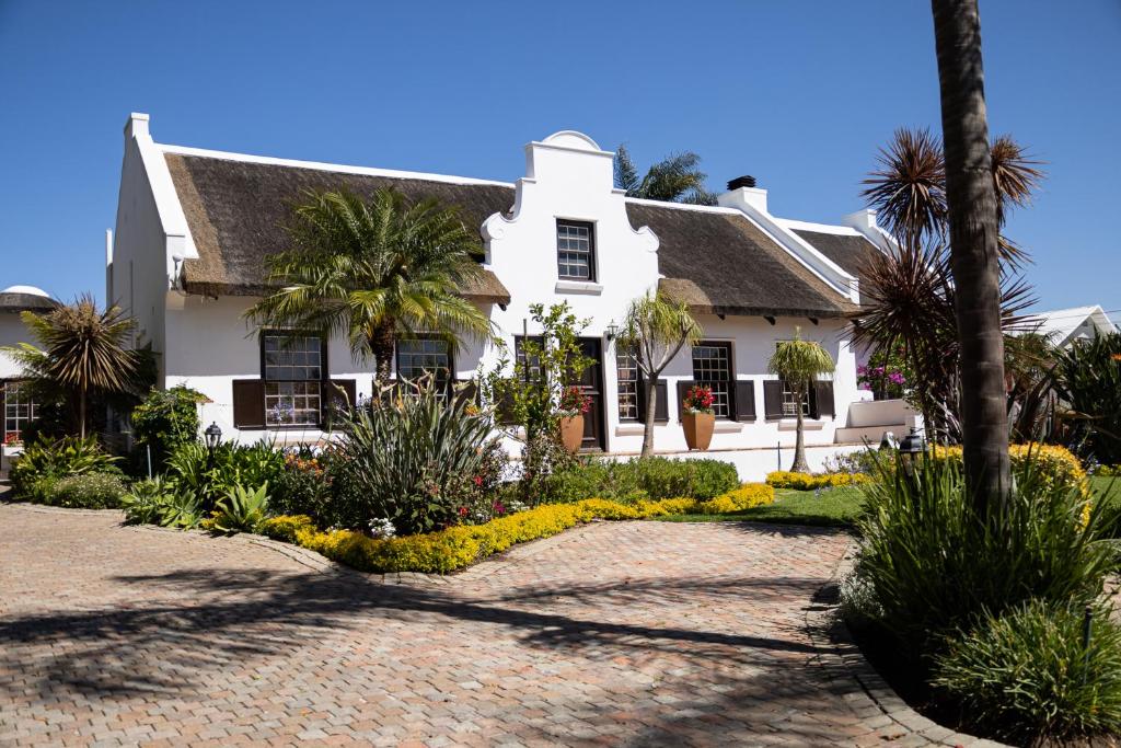 هتل کیپ ویلیج لاج Cape Village Lodge