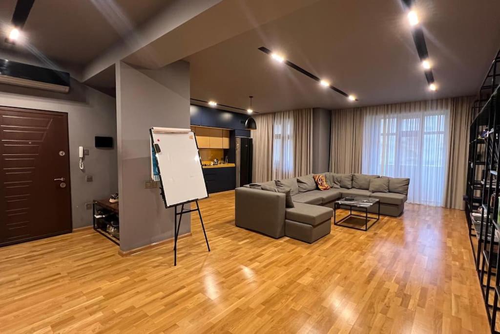 هتل کوژی 2 بی دی آپت مینز فروم داون تاون - cozy 2 bd apt mins from downtown