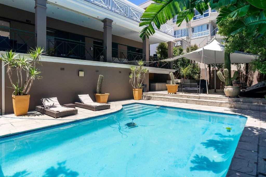 هتل سام تین اسپشال ویلا این گلیزی کمپس بی - Something Special Villa in glitzy Camps Bay