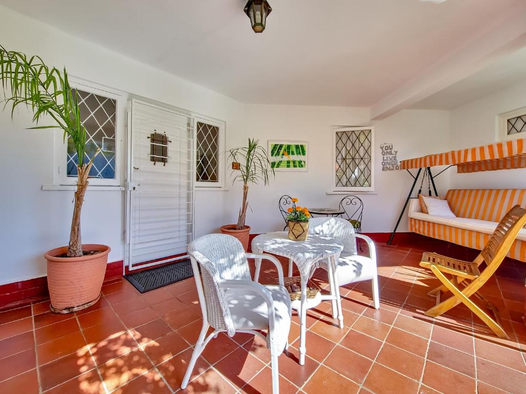 هتل چارمینگ فمیلی هوم - Charming Family Home