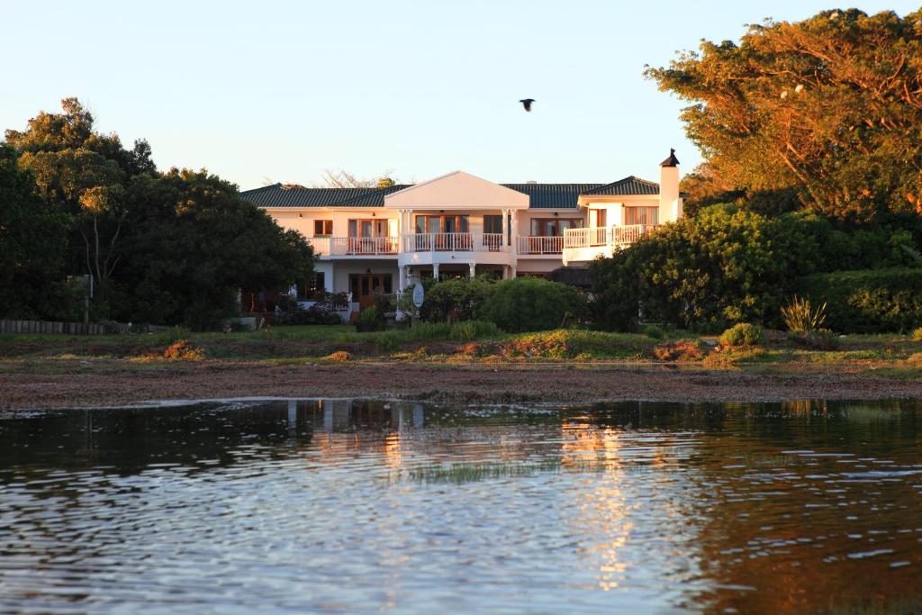 هتل واٹر فرنت لوج - Waterfront Lodge
