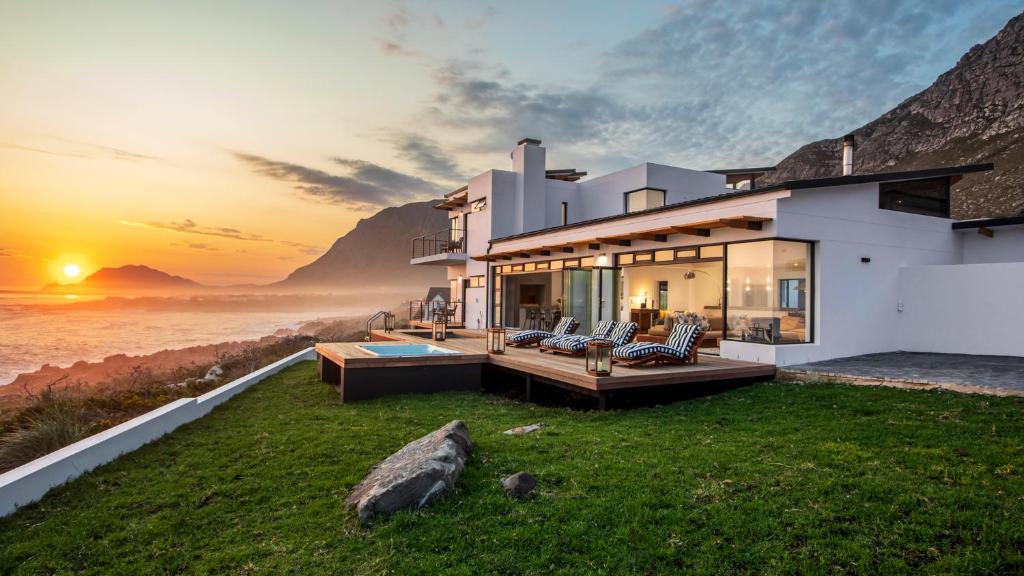 هتل آن ذ راکس بی بی سولار پاورد گست هاوس اند اوشن لادج OnTheRocksBB Solar Powered Guesthouse and Ocean Lodge