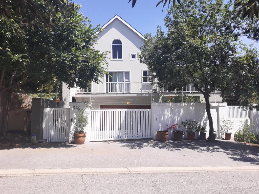 هتل ۳ آن تسا گست هاوس 3 on Tessa Guesthouse