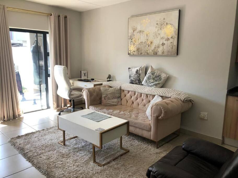 هتل اکسکیزیت هوم این ساندتون ویت پول اند اینورتر - Exquisite Home In Sandton with Pool and Inverter