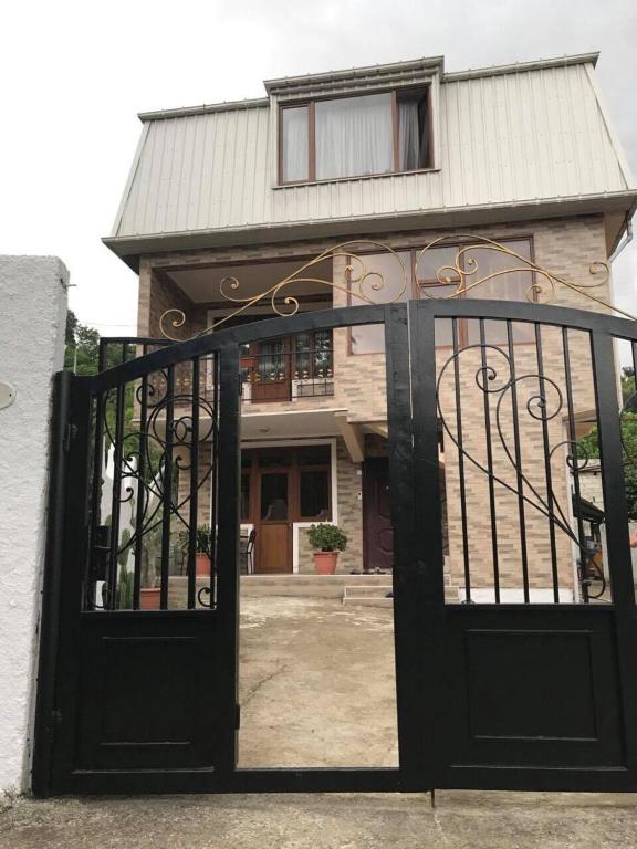 هتل للاز گست هاوس Lela's Guest house