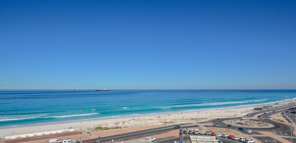 Beachfront Luxury Cape Town (Apartment), Bloubergstrand (South Africa) Deals