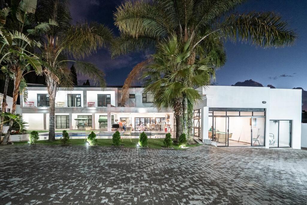 Private Modern 10 bdrm Home tucked away in Sandton