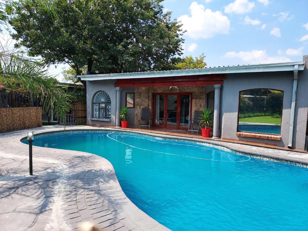هتل ده پول هاوس The Pool house