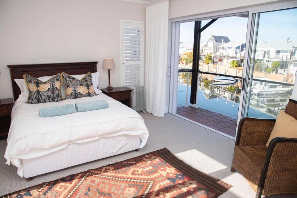 Waterfront- C25 Knysna Quays with pool