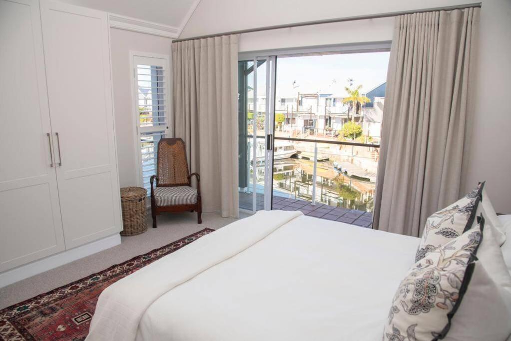 Waterfront- C25 Knysna Quays with pool