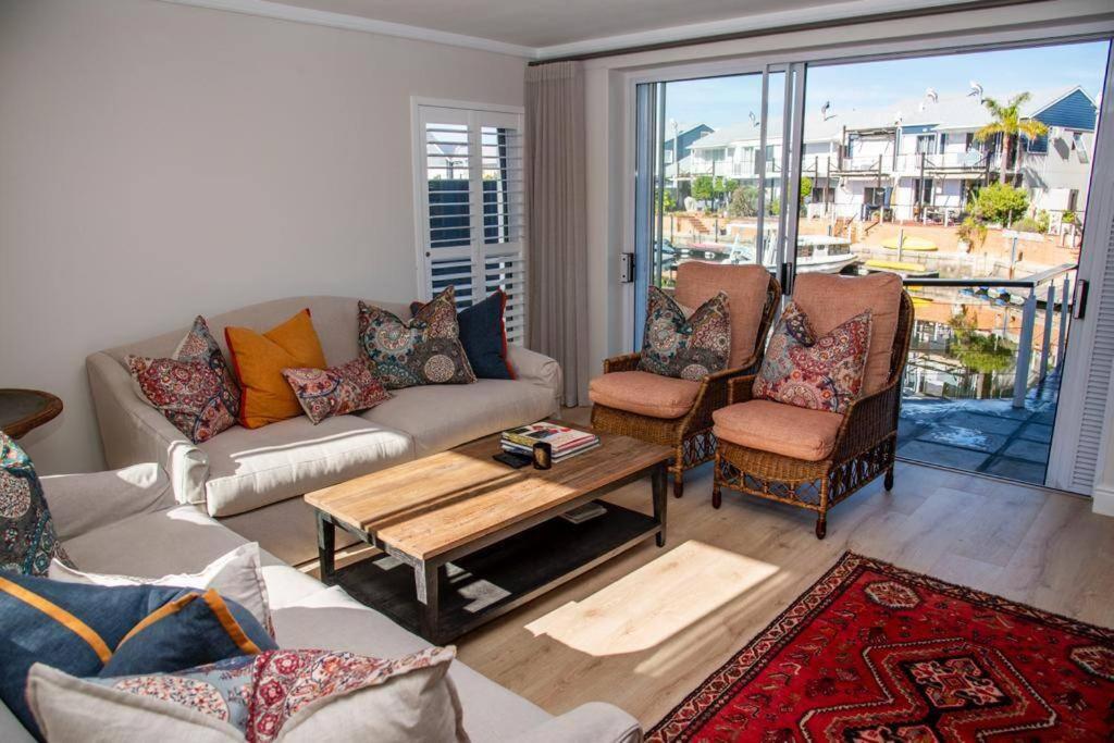 Waterfront- C25 Knysna Quays with pool