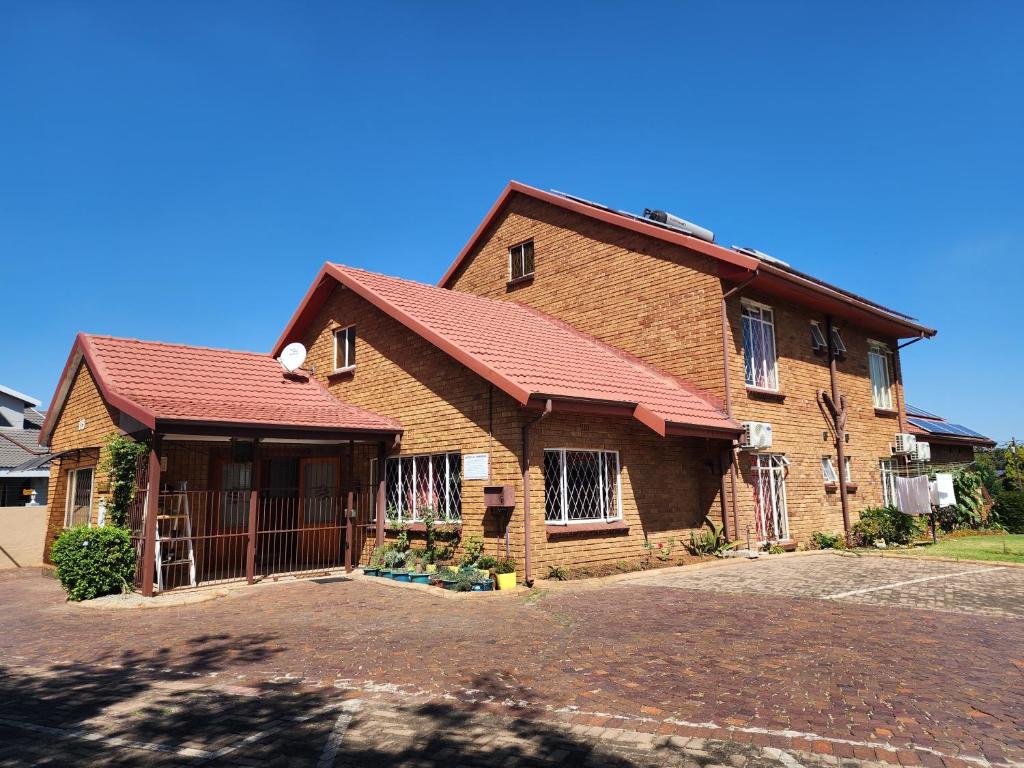 هتل سائوتی این بای دِ لیک SOUTHY INN BY THE LAKE