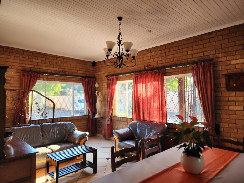 SOUTHY INN BY THE LAKE