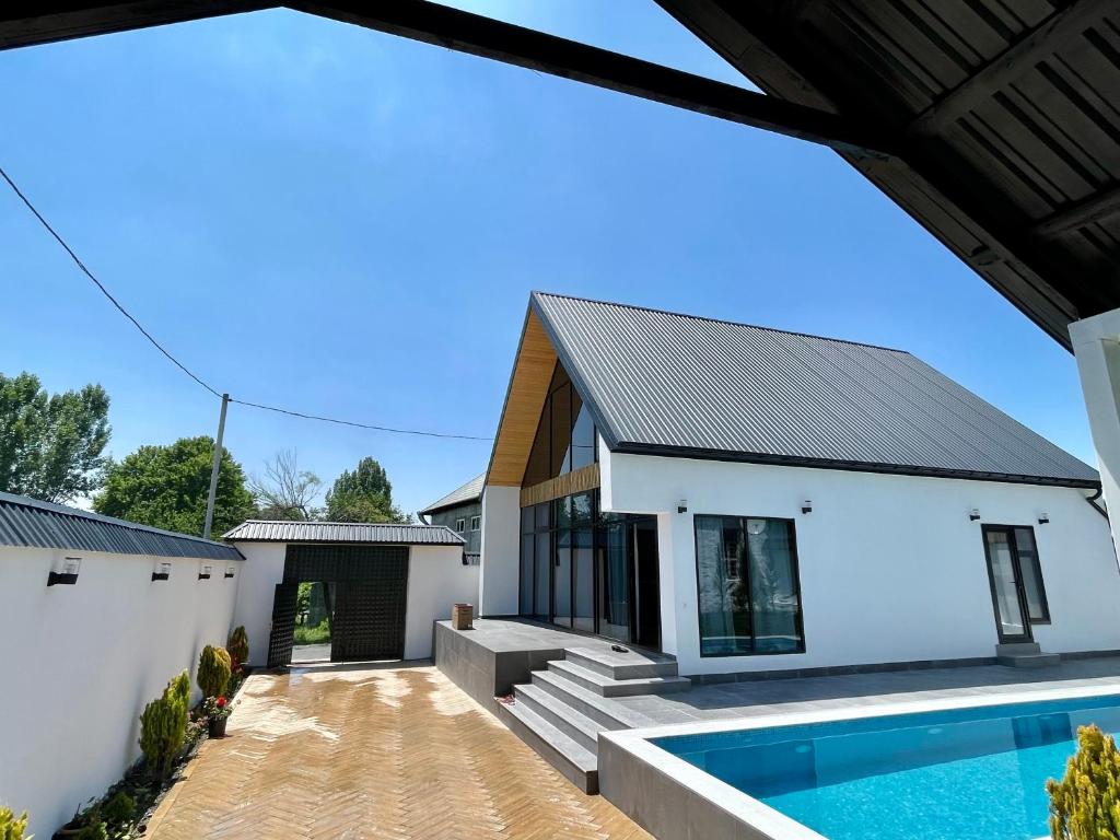 هتل اِمیریست بارنهاوس EMIREST Barnhouse