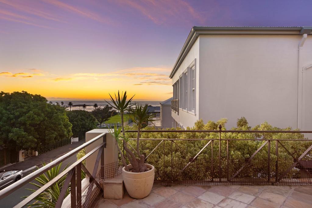 هتل بیچساید ویلا - کمپس بی Beachside Villa - Camps Bay