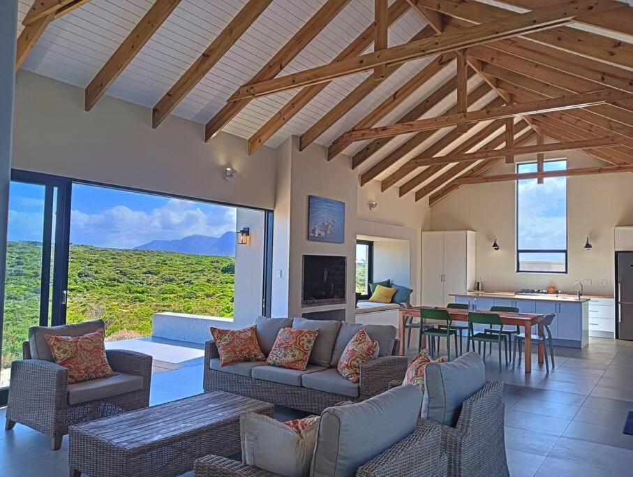 هتل لایت هاوس ویلا رومنز بای Lighthouse Villa Romansbaai