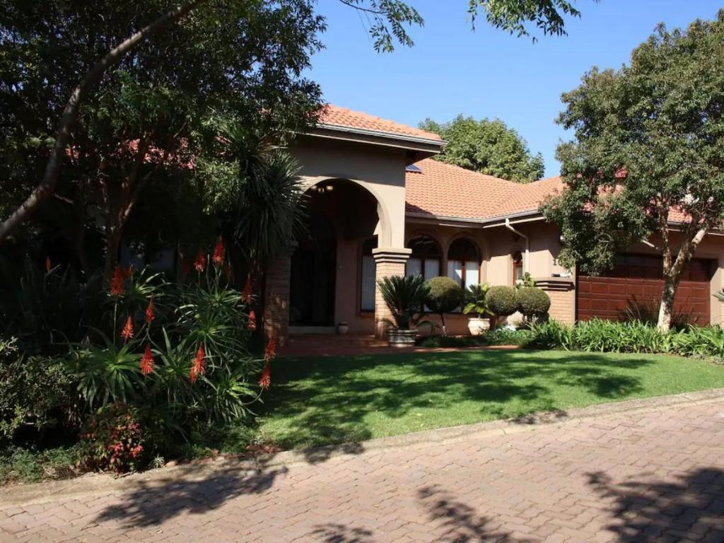 هتل مایند-بادی-سول گست هاوس اون فزر بروک استییت، کروجزر دورپ، ساوت آفریقا Mind-Body-Soul Guesthouse on Featherbrooke Estate, Krugersdorp, South Africa