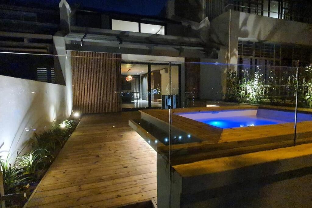 هتل مگنیفیسنت، نیولی رنوویتید استایلش هوم. Magnificent, newly renovated stylish home .