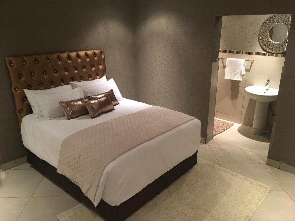 هتل چارلیز لاج Charli’s Lodge