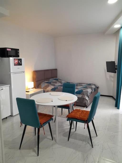 هتل لاولی آپارتمان این سیتی سنتر - Lovely Apartment in City Center