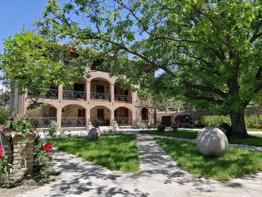 شاتو فورت ده ماناوی، بوتیک هتل Château Fort de Manavi, Boutique Hotel