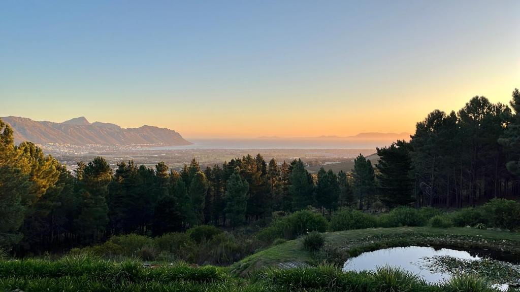 هتل لالاپانزی لودج Lalapanzi Lodge