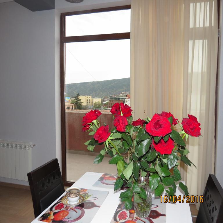 هتل آپارتمنت ویت تراس این آولاباری - Apartment With Terrace in Avlabari