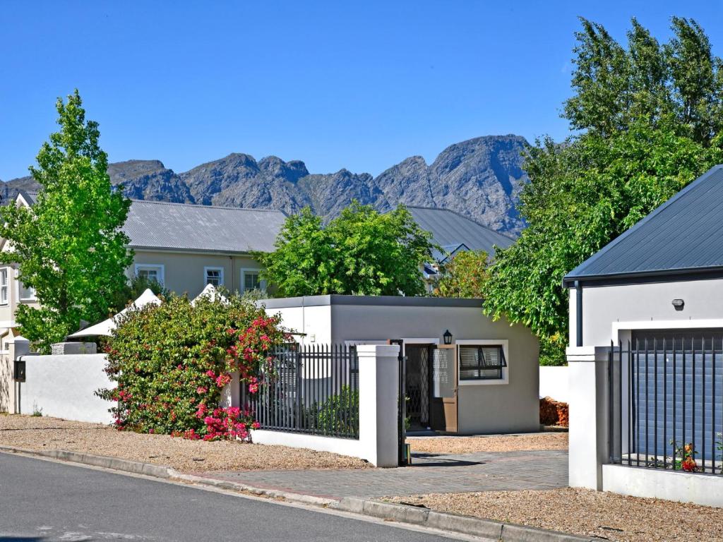 هتل لا روشل کاتج - La Rochelle Cottage