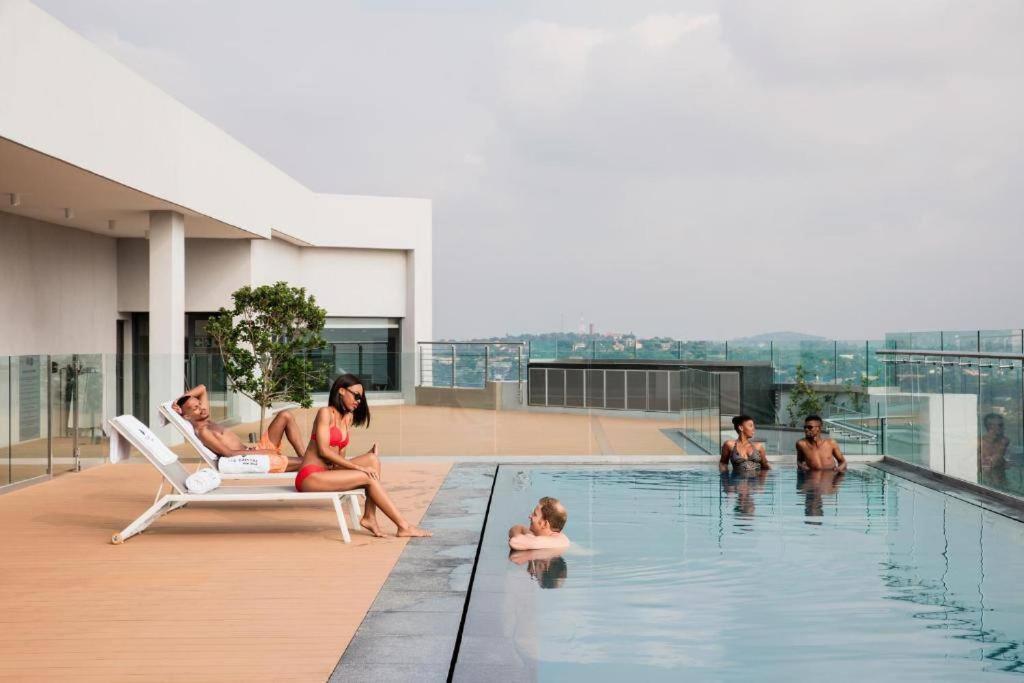 هتل 2-bed 2-bath آپارتمان در منلن مین - 2-bed 2-bath Apartment in Menlyn Maine