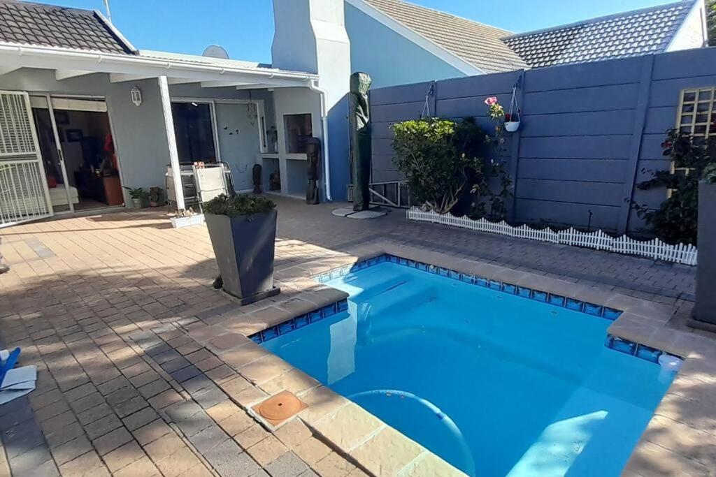 هتل واریک آفریکا گست هاوس - Warwick Africa Guesthouse
