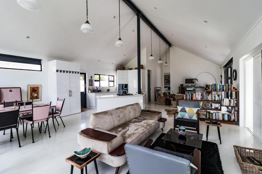 هتل لیژر آیل 2-bedroom هوم وید اسنشیال پاور. - Leisure Isle 2 bedroom home with essential power.