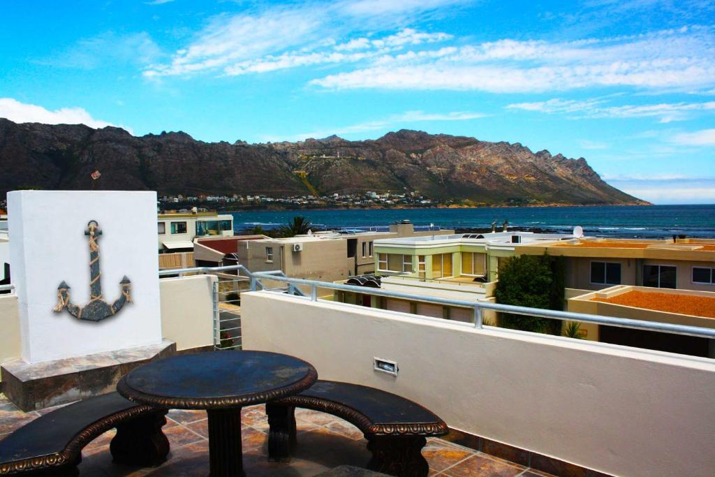 هتل 20 کیمن بیچ، گوردنزبِی 20 Cayman Beach, Gordon's Bay