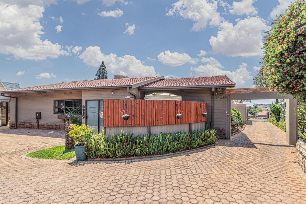 هتل گلد کِرِست گِست هاوس Gold Crest Guesthouse