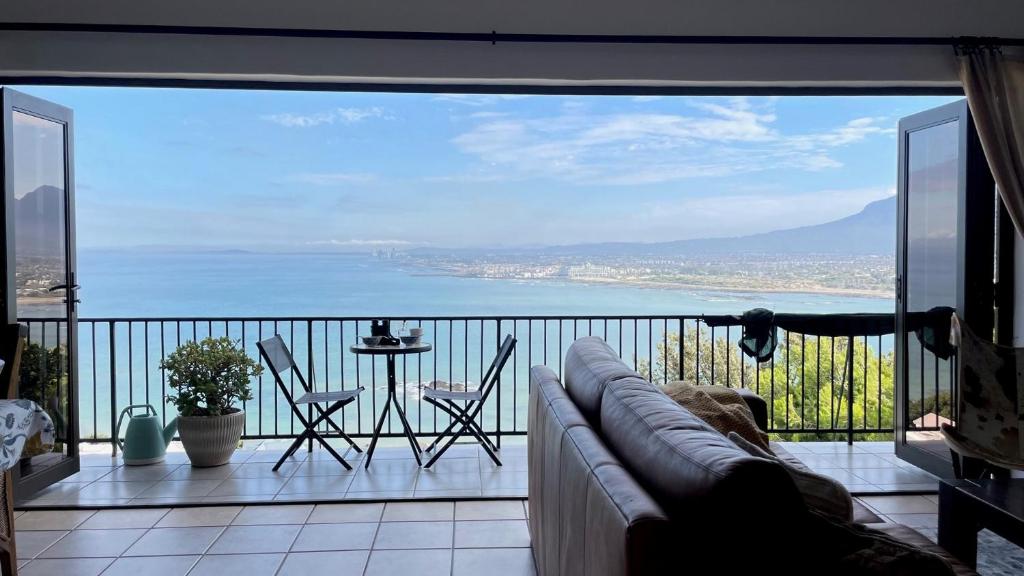 هتل سی ویو فمیلی ویلا Sea-View Family Villa