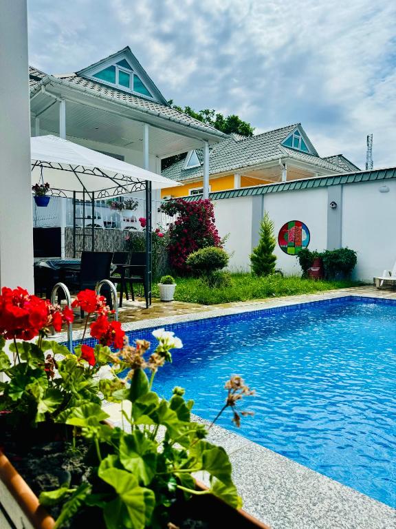هتل گابالا کالر فول هوم، وایت - ویت پول Gabala COLORFUL Home, White - with pool