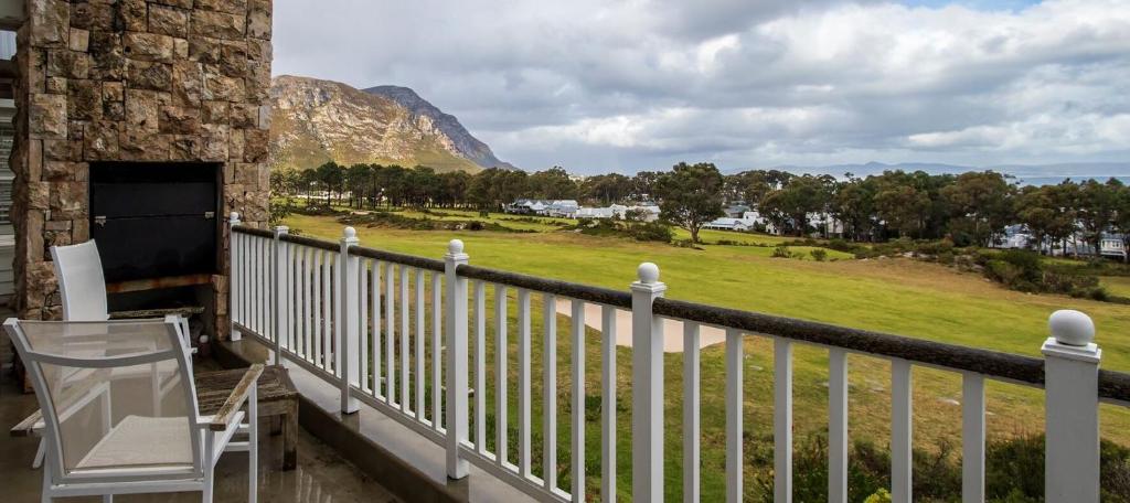 هتل هیل ساید ویلاج فرنکلاف بای تاپ دیستینیشنز رنتالز - Hillside Village Fernkloof by Top Destinations Rentals