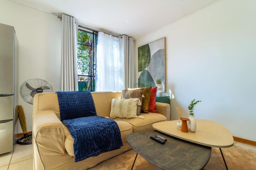 هتل یک بد روم آپارتمان در هاوتن با وای فای بدون وقفه - 1 Bedroom Apartment in Houghton with Uninterrupted WiFi